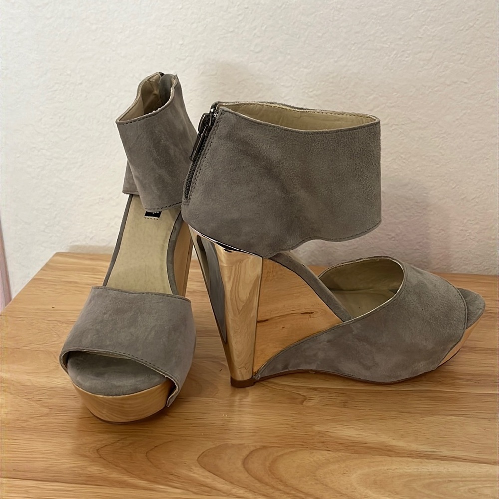 Messeca NY gray suede platform wedge sandals w/wide ankle strap & mirrored heel